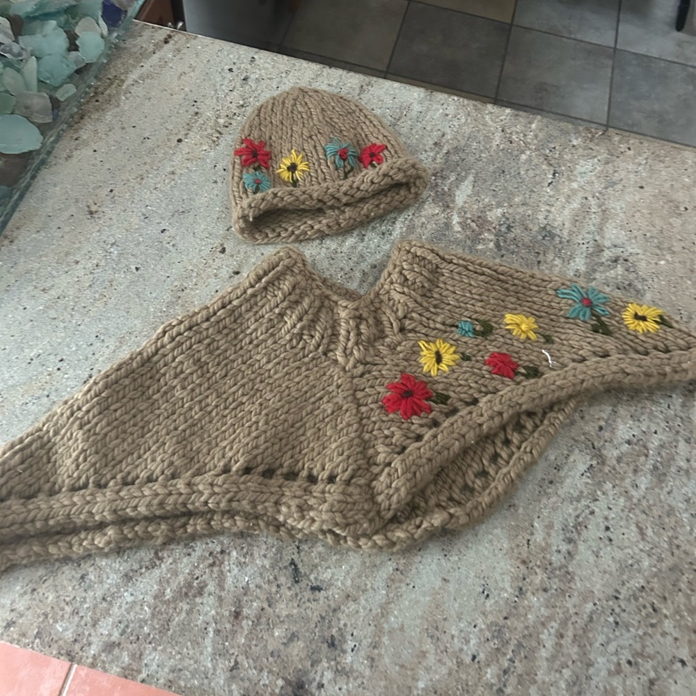 Handmade Knit Scarf and Hat Set with Floral Embroidery flowers - Picture 13 of 14